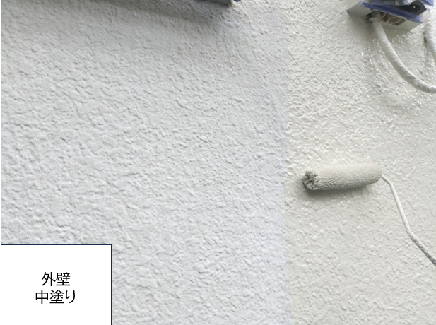 外壁の中塗りを行います。<br />
中塗りの段階で凹凸などのない平らでなめらかな下地をつくっておくことで、上塗りがきれいに塗れるため、より美しく仕上げることができます。