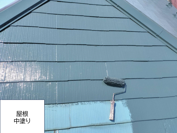 屋根の中塗りを行います。<br />
屋根の劣化を放置すると雨が入り込みやすくなり建物内部の腐食が発生しやすくなります。