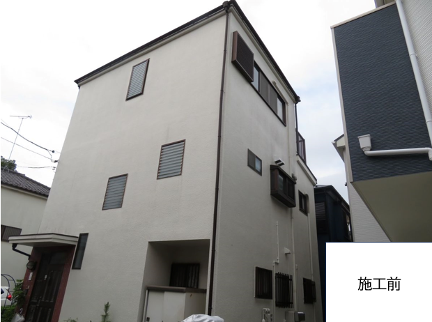 施工前のお写真です。<br />
せっかくのお家も経年劣化によりくすんでしまっています。また、ところどころ錆びで変色し、ひどい箇所は穴があいてしまっています。
