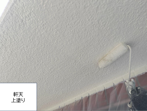 軒天の塗装2回目を行います。<br />
細かな塗装も手作業で丁寧に塗装していきます。