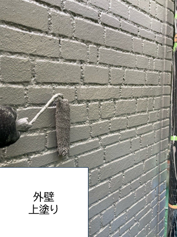 外壁の上塗りを行います。<br />
塗料の性能を十分に発揮させるためには、上塗りの塗装が必要不可欠です。