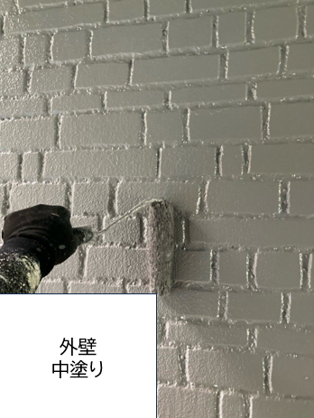 外壁の中塗りを行います。<br />
中塗りの段階で凹凸などのない平らでなめらかな下地をつくっておくことで、上塗りがきれいに塗れるため、より美しく仕上げることができます。