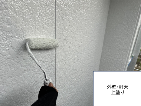 外壁の上塗りを行います。<br />
塗料の性能を十分に発揮させるためには、上塗りの塗装が必要不可欠です。