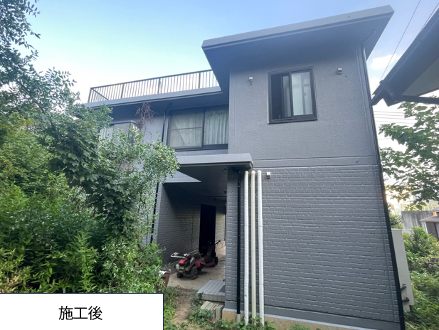 施工後の外観のお写真です。<br />
まるで新築のような仕上がりになりました。外壁塗装は、建物を雨風や紫外線から保護し、劣化を防ぐことで耐久性を向上させます。また、美観を保ち、断熱効果を高めることで快適な住環境を維持する重要なメンテナンスです。