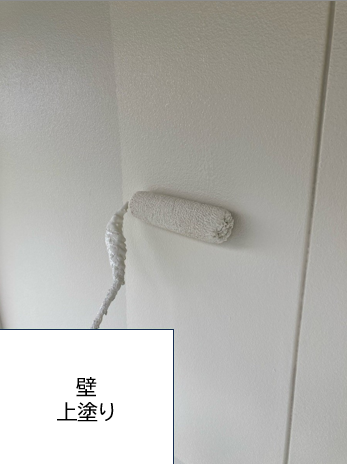 外壁の上塗りを行います。<br />
塗料の性能を十分に発揮させるためには、上塗りの塗装が必要不可欠です。