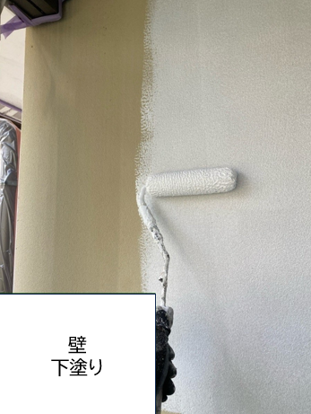 外壁の下塗りを行います。<br />
下塗りは外壁材と中塗り・上塗り塗料との接着力を強め、耐久性に優れた外壁塗膜を作り出す、大切な工程です。