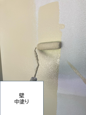 外壁の中塗りを行います。<br />
中塗りの段階で凹凸などのない平らでなめらかな下地をつくっておくことで、上塗りがきれいに塗れるため、より美しく仕上げることができます。