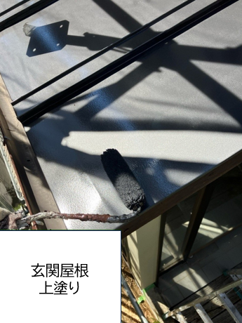 屋根の上塗りを行います。<br />
屋根の劣化を防ぎ雨漏りを防止するために適切なタイミングで塗装することが大切です