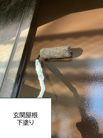 屋根の下塗りを行います。<br />
屋根塗装の目的は外観の美しさを維持するほか、屋根の劣化を防ぎ雨漏りを防止することなどがあります<br />
