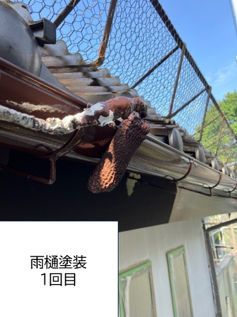 雨樋の塗装1回目を行っていきます。<br />
雨樋の塗装は基本的に雨樋の耐久性を高くするためと美観を保つために行われます。<br />
