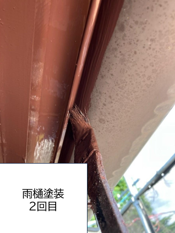 雨樋の塗装2回目を行っていきます。<br />
塗装せずに放っておくと耐久性が低くなりサビや破損などの原因になります。<br />
