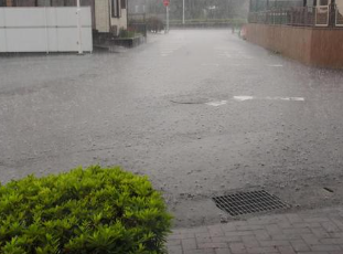 お家の外壁塗装　雨が続くとどうなるのか？