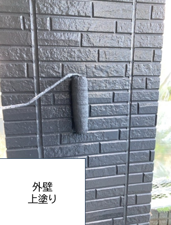 外壁の上塗りを行います。<br />
塗料の性能を十分に発揮させるためには、上塗りの塗装が必要不可欠です。