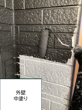 外壁の中塗りを行います。<br />
中塗りの段階で凹凸などのない平らでなめらかな下地をつくっておくことで、上塗りがきれいに塗れるため、より美しく仕上げることができます。