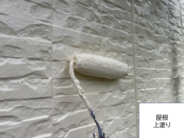 外壁の上塗りを行います。<br />
塗料の性能を十分に発揮させるためには、上塗りの塗装が必要不可欠です。