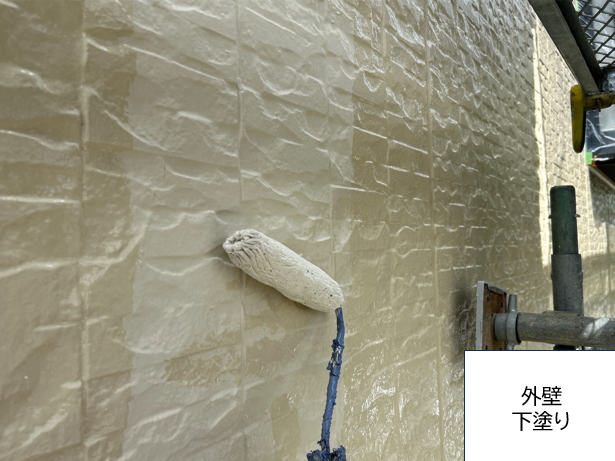 外壁の下塗りを行います。<br />
下塗りは外壁材と中塗り・上塗り塗料との接着力を強め、耐久性に優れた外壁塗膜を作り出す、大切な工程です。