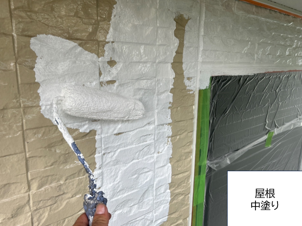 外壁の中塗りを行います。<br />
中塗りの段階で凹凸などのない平らでなめらかな下地をつくっておくことで、上塗りがきれいに塗れるため、より美しく仕上げることができます。