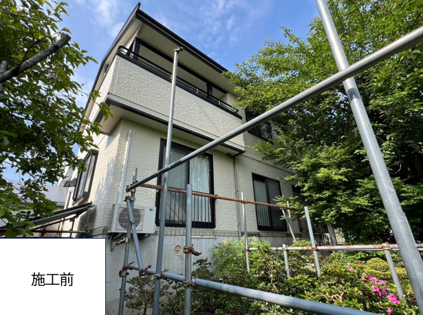 別角度の施工前のお写真です。長年の汚れが蓄積してしまっています。塗装もはがれて屋根の強度も低くなっています。