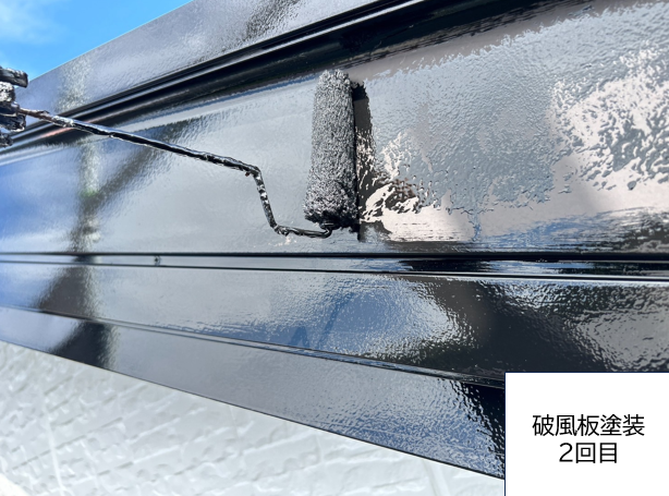 破風板塗装2回目です。 <br />
劣化を放置しておくと、室内に雨風が入り込んだり、防火性能が失われて一気に延焼したりと、生活面での影響が大きいので早めのメンテナンスが必要です。<br />
