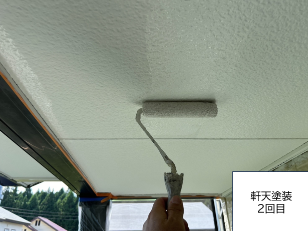 軒天の塗装2回目を行います。<br />
細かな塗装も手作業で丁寧に塗装していきます。