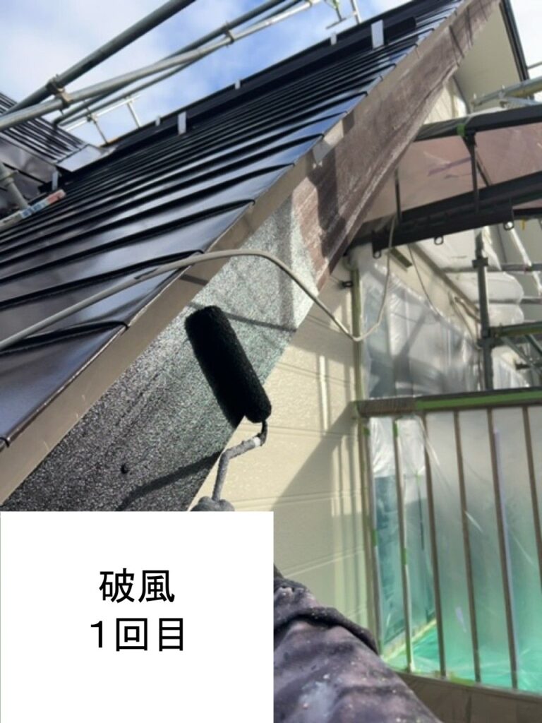 破風板塗装1回目です。破風板は上や横からの雨風の影響を受けやすく、住宅の部材の中でも塗装の剥がれや劣化スピードが早い傾向があります。<br />
<br />
