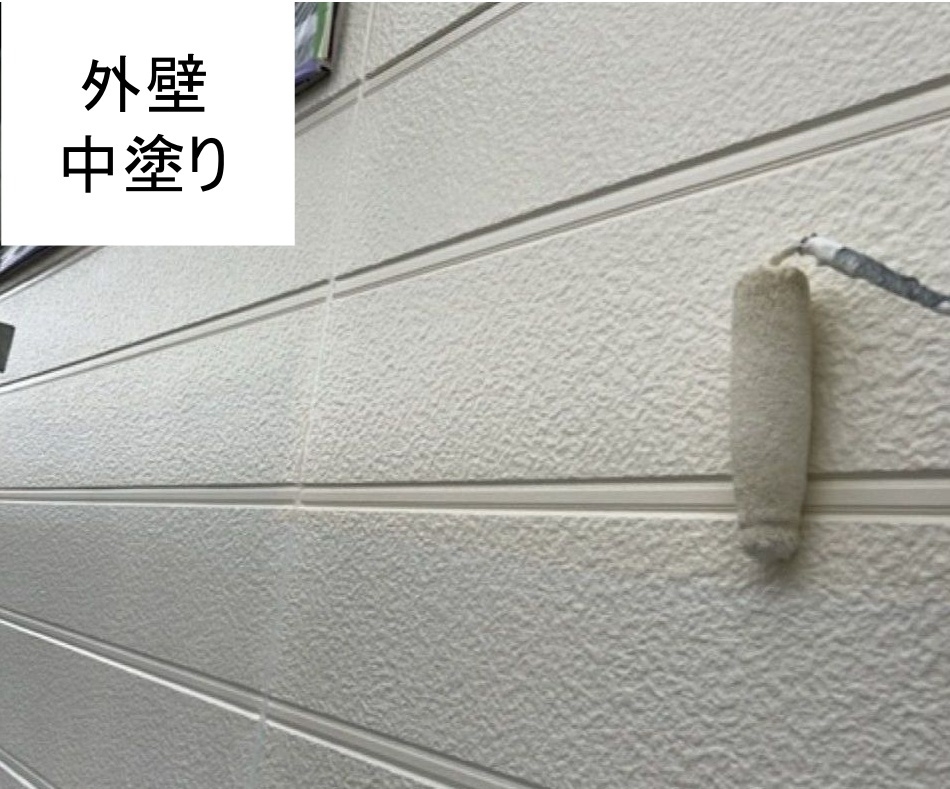 外壁の中塗りを行います。<br />
中塗りの段階で凹凸などのない平らでなめらかな下地をつくっておくことで、上塗りがきれいに塗れるため、より美しく仕上げることができます。