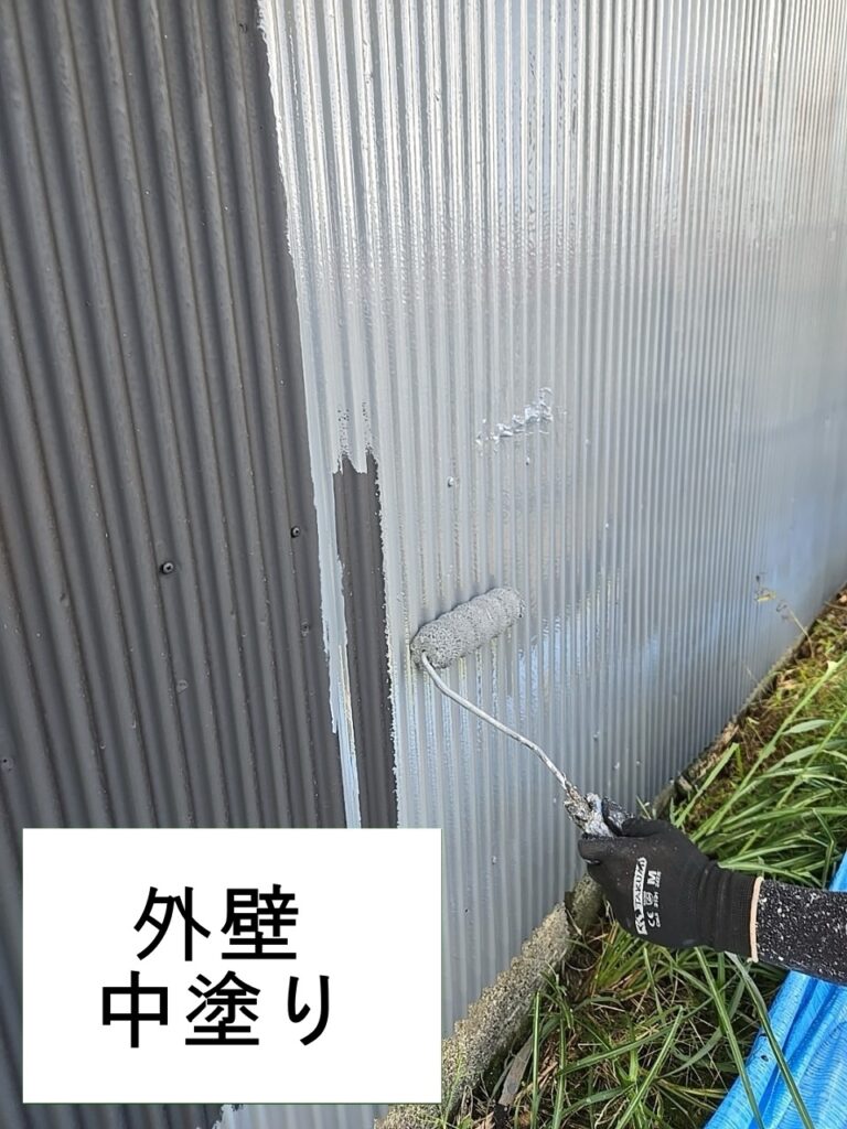 外壁の中塗りを行います。<br />
中塗りの段階で凹凸などのない平らでなめらかな下地をつくっておくことで、上塗りがきれいに塗れるため、より美しく仕上げることができます。