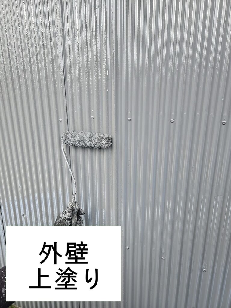 外壁の上塗りを行います。<br />
塗料の性能を十分に発揮させるためには、上塗りの塗装が必要不可欠です。