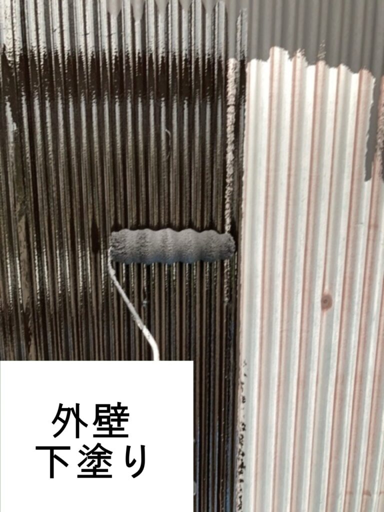 外壁の下塗りを行います。<br />
下塗りは外壁材と中塗り・上塗り塗料との接着力を強め、耐久性に優れた外壁塗膜を作り出す、大切な工程です。