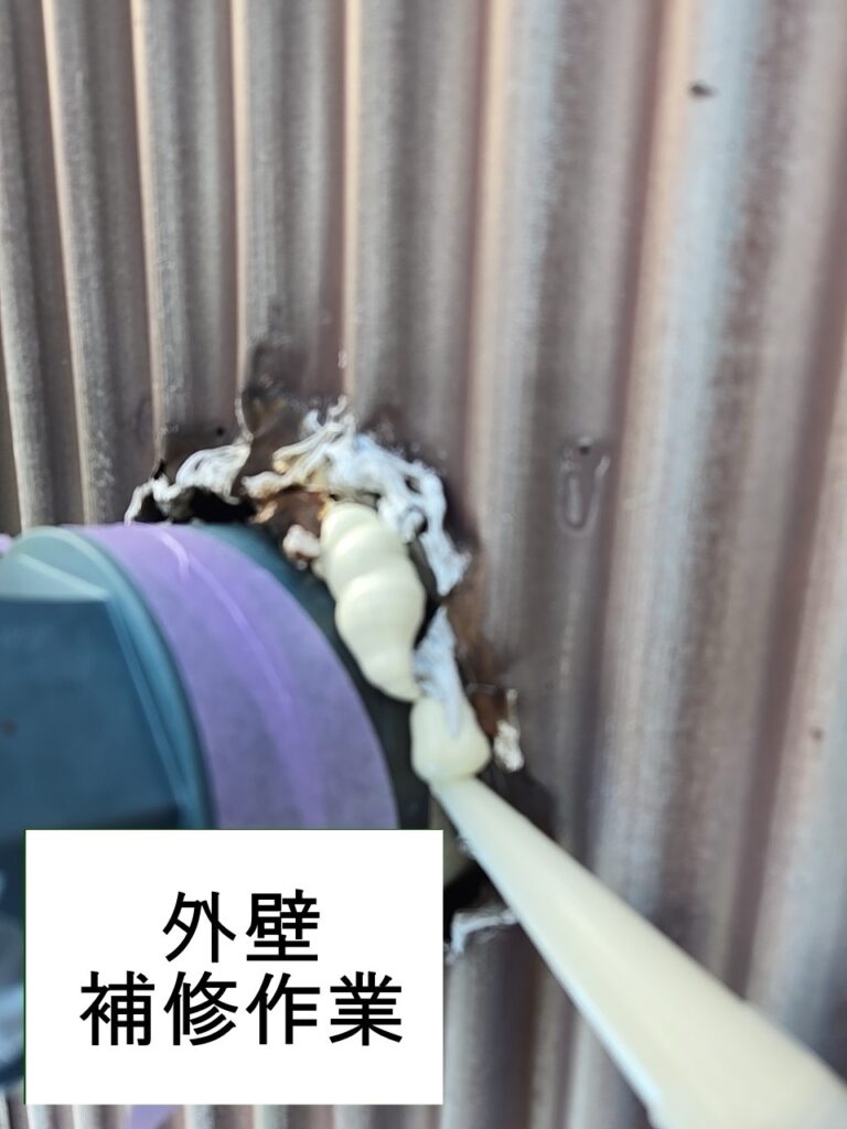 塗装前に、破損している箇所を補修します。