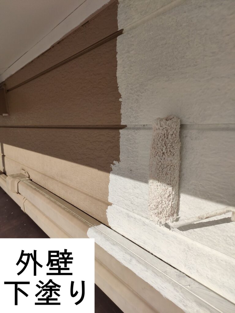 外壁の下塗りを行います。<br />
下塗りは外壁材と中塗り・上塗り塗料との接着力を強め、耐久性に優れた外壁塗膜を作り出す、大切な工程です。