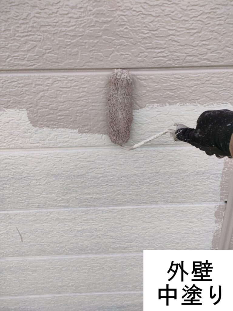 外壁の中塗りを行います。<br />
中塗りの段階で凹凸などのない平らでなめらかな下地をつくっておくことで、上塗りがきれいに塗れるため、より美しく仕上げることができます。