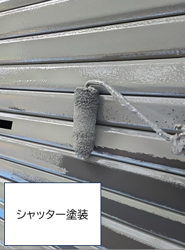 シャッターの塗装です。