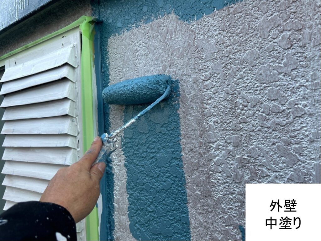 外壁の中塗りを行います。<br />
中塗りの段階で凹凸などのない平らでなめらかな下地をつくっておくことで、上塗りがきれいに塗れるため、より美しく仕上げることができます。