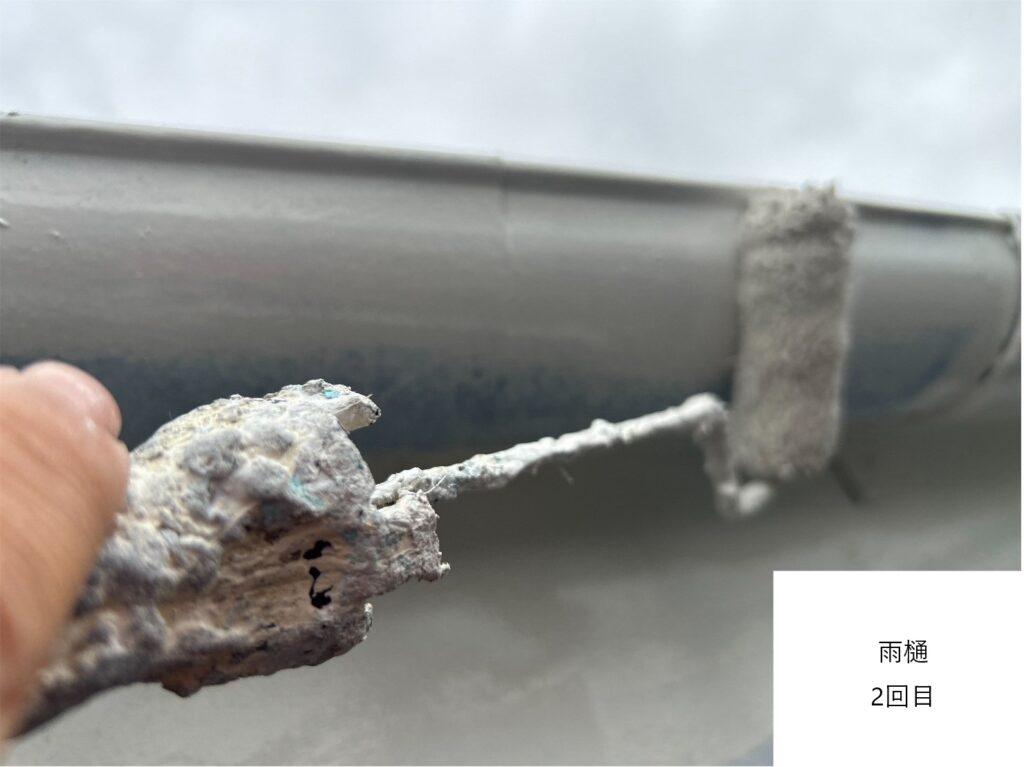 雨樋の塗装2回目を行っていきます。<br />
塗装せずに放っておくと耐久性が低くなりサビや破損などの原因になります。<br />
