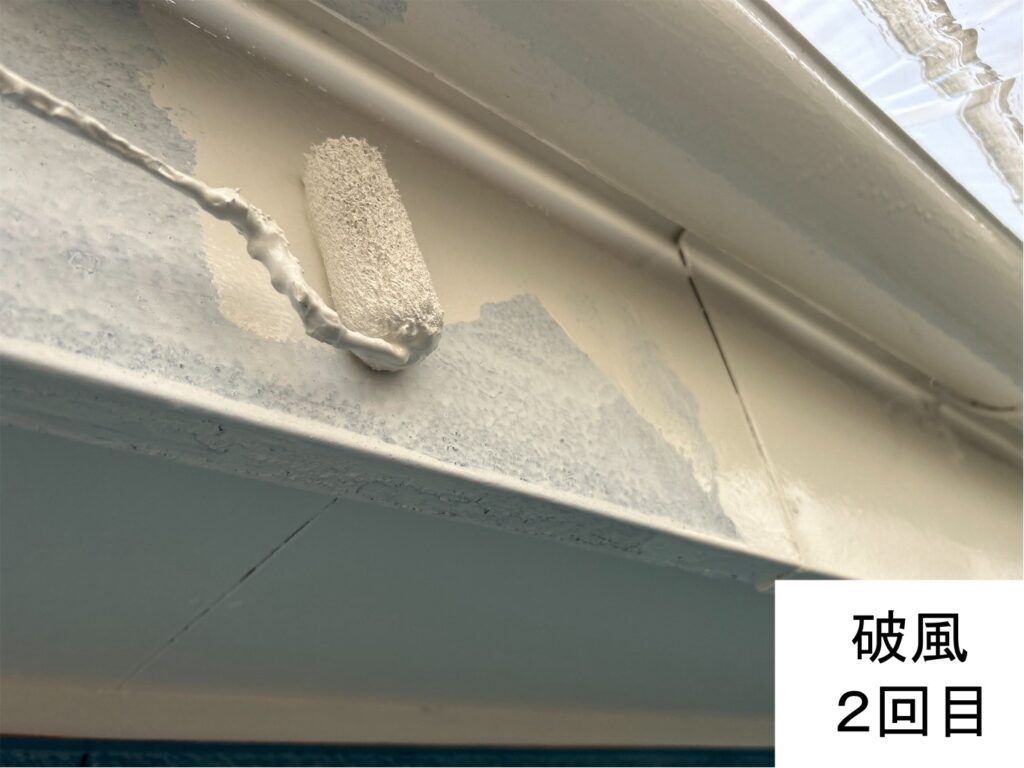 破風板塗装2回目です。 <br />
劣化を放置しておくと、室内に雨風が入り込んだり、防火性能が失われて一気に延焼したりと、生活面での影響が大きいので早めのメンテナンスが必要です。<br />
