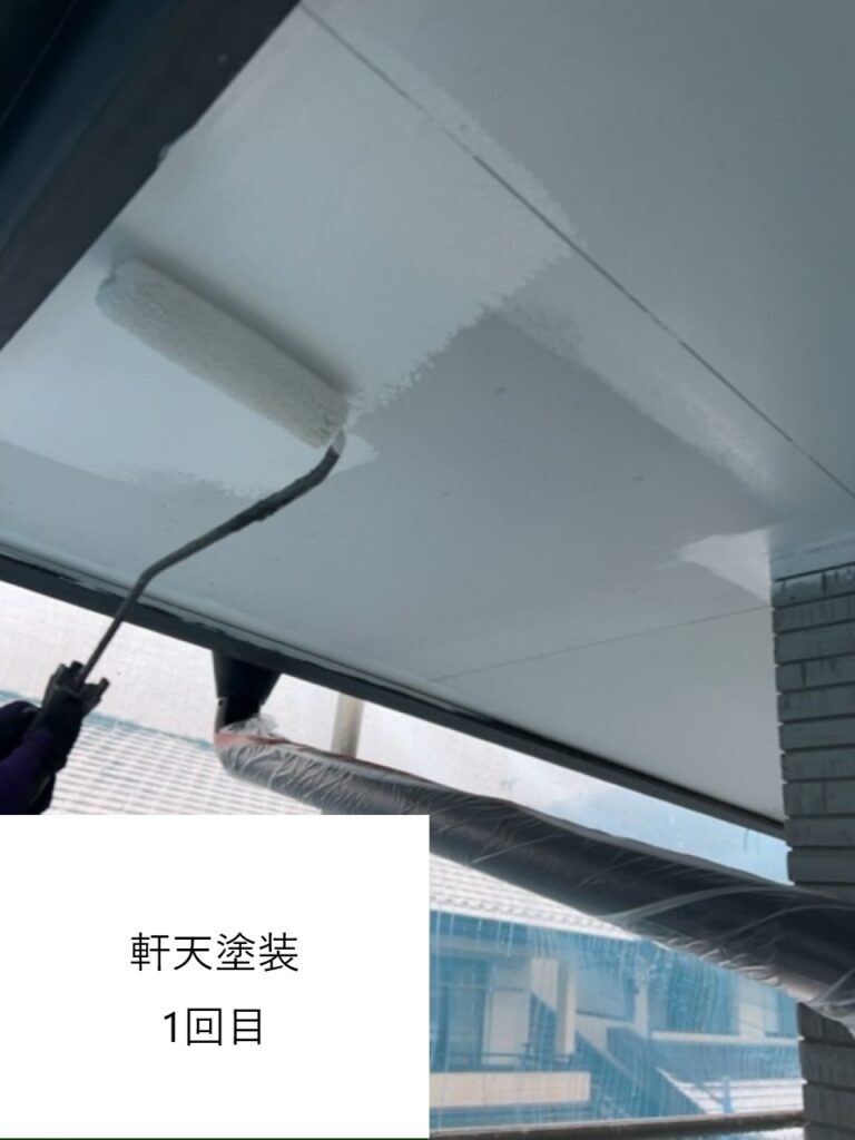 軒天の塗装下塗りを行います。<br />
軒天井を定期的に塗装することで見た目を良くすることはもちろん、水の刺激から建材を守り腐食や変形を防ぐことも重要となってきます。<br />
